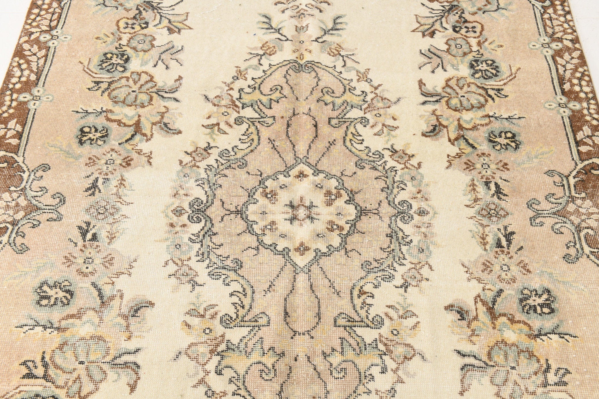 Turkish Vintage Rug  5'8" x 9'12" ft