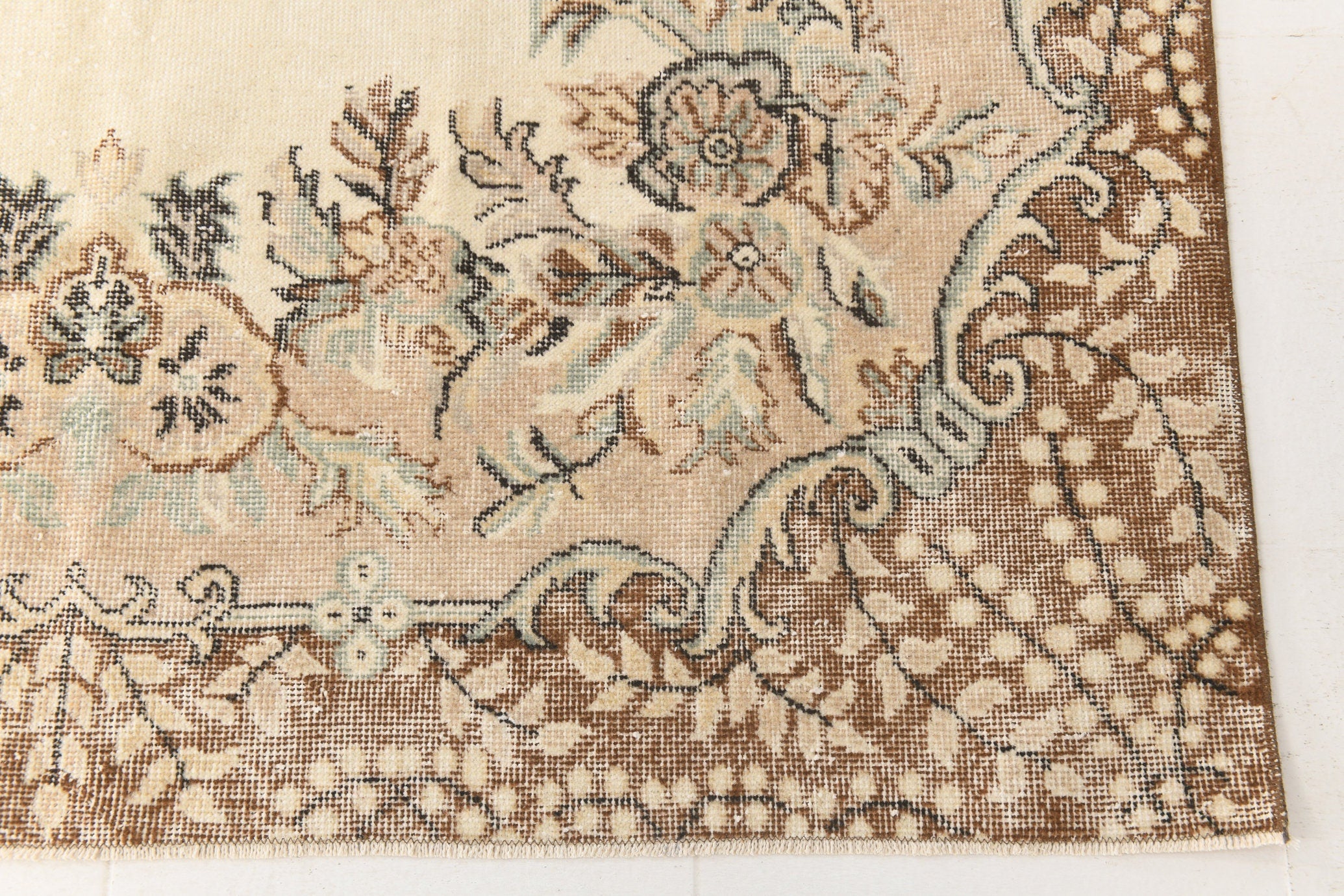 Turkish Vintage Rug  5'8" x 9'12" ft