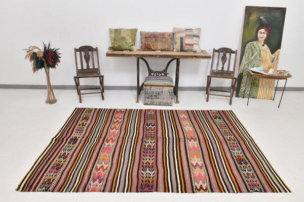 Vintage Kilim Anatolian 5’4’’ x 7’11’’ ft