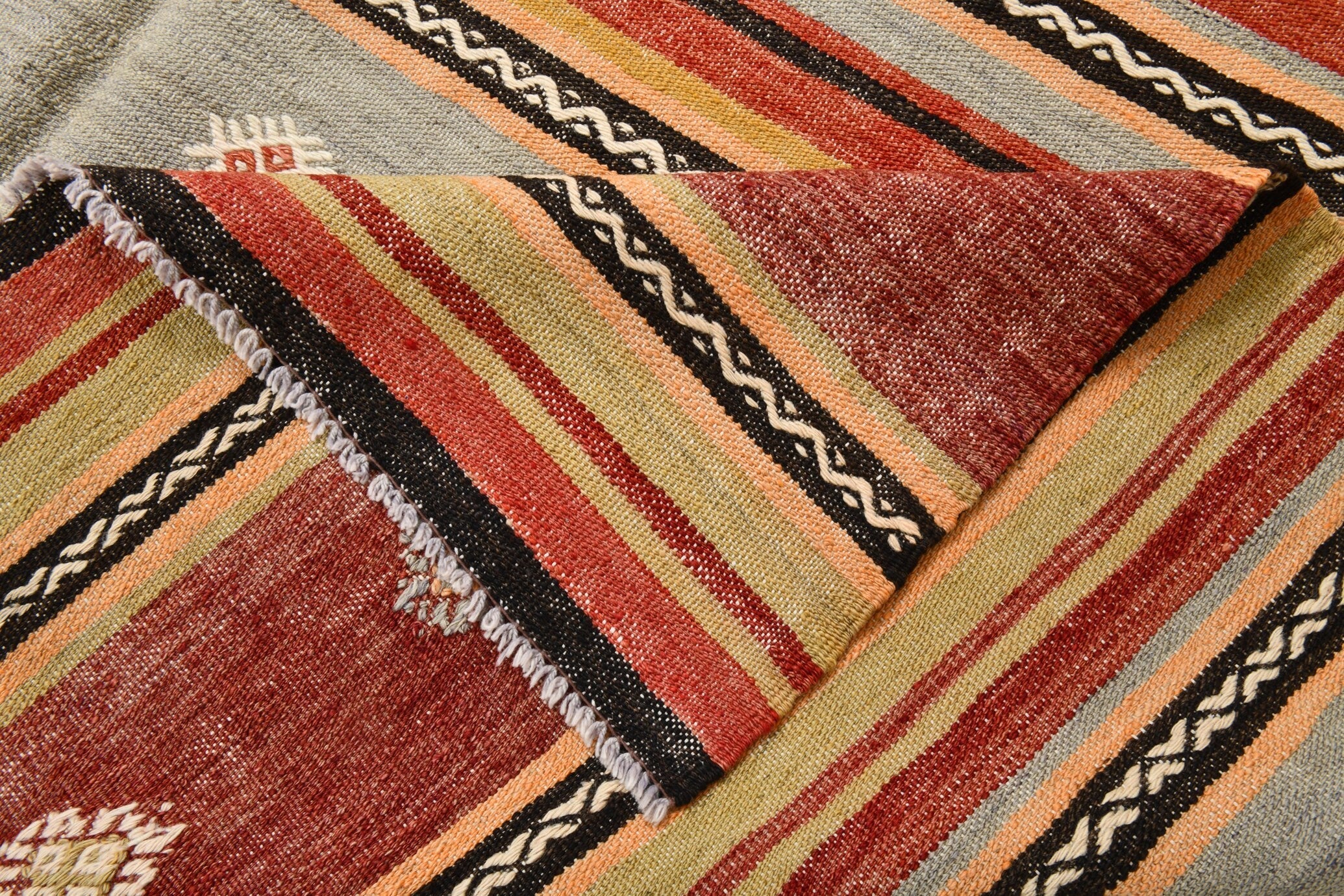 Vintage Kilim Anatolian 5’5’’ x 8’11’’ ft