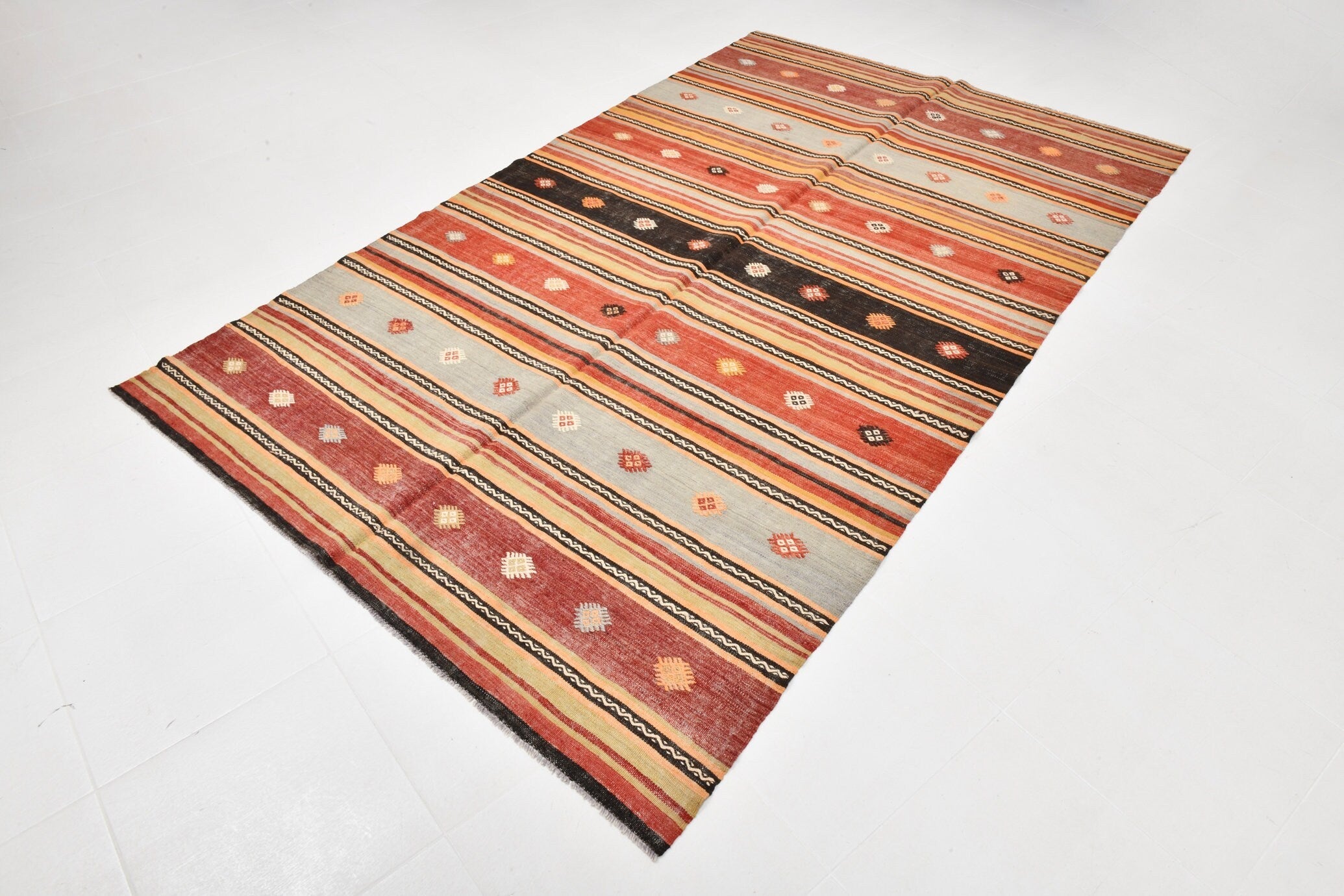Vintage Kilim Anatolian 5’5’’ x 8’11’’ ft