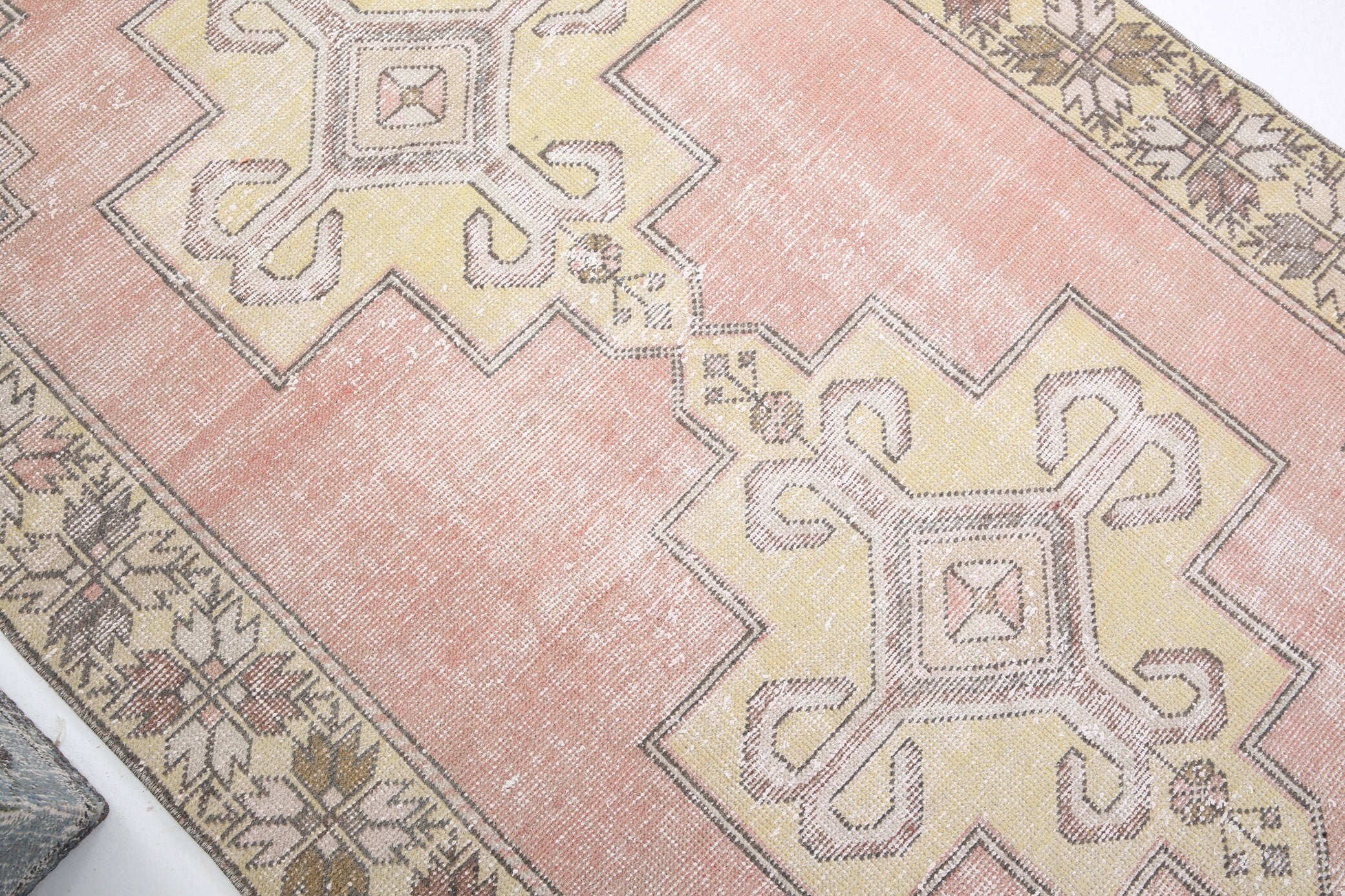 4' x 8' Vintage rug, Cotton Vintage rug, Entryway-Hallway Vintage rug, Geometric Vintage rug, Kitchen-Dining Vintage rug, Living Room Vintage rug, Nursery Vintage rug, Office Vintage rug, Pink Vintage rug, Retro Vintage rug, Vintage, Wool Vintage rug, Vintage rug